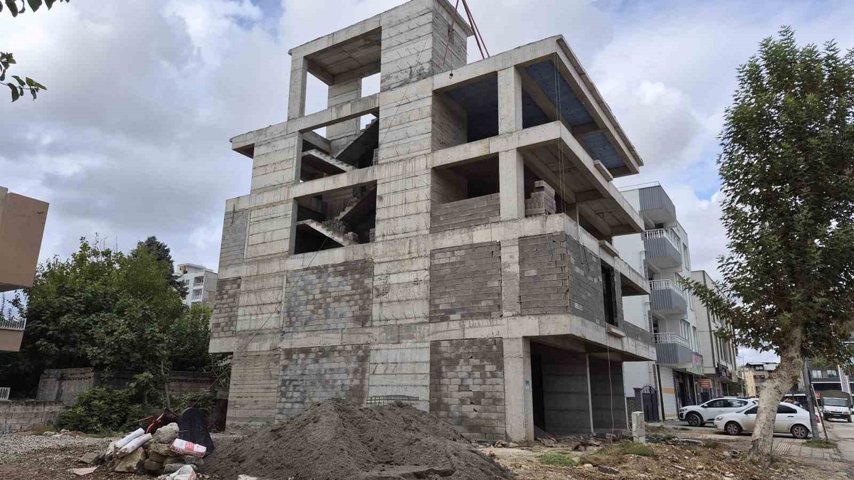Adıyaman'da 4 katlı binanın 3. katından düşen ağır yaralı işçi hastaneye kaldırıldı
