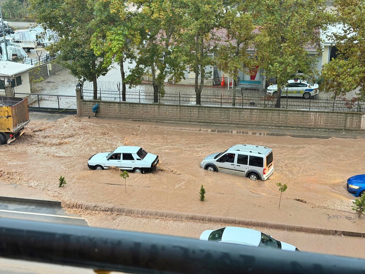 Adıyaman Gölbaşı'nda sağanak ulaşımda aksamalara ve su birikintilerine yol açtı