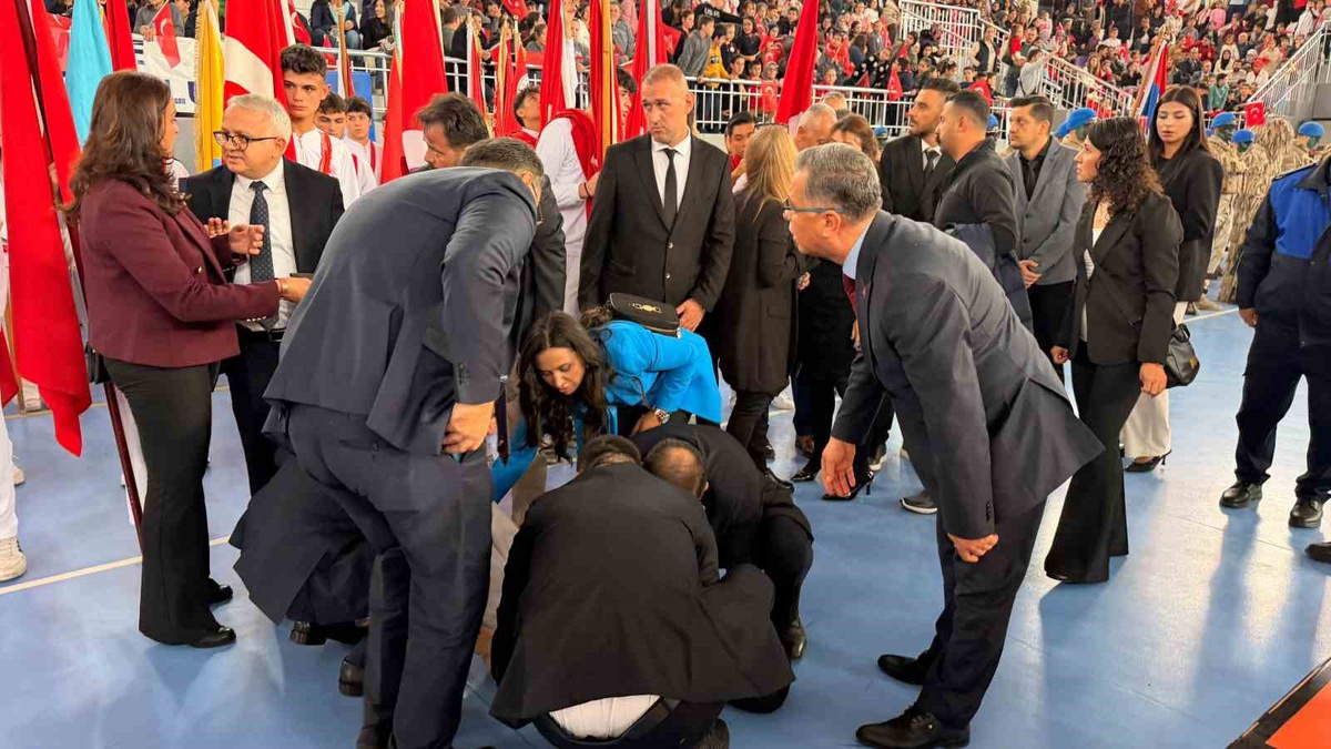 Afyonkarahisar'da bayrak taşıyan kız öğrenci bayıldı, doktor vekil müdahale etti