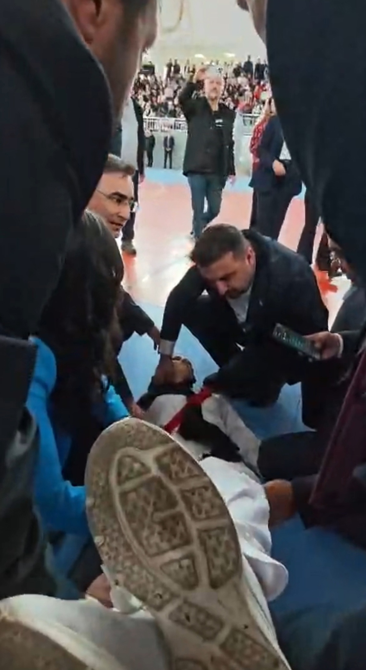 Afyonkarahisar'da fenalaşan öğrenciye doktor milletvekili ve il başkanı müdahale etti