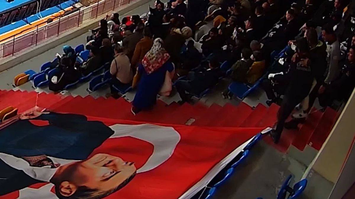 Aksaray'da güvenlik görevlisi, 29 Ekim töreninde yürüme güçlüğü çeken çocuğu indirdi