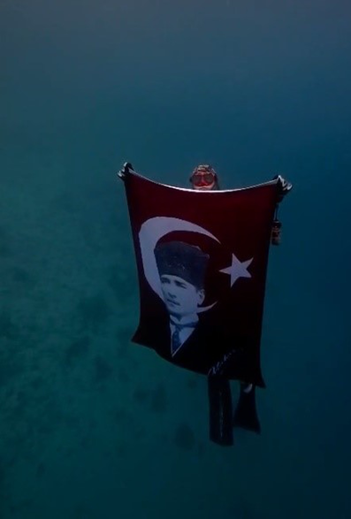 Akyaka'da iki dalgıç Cumhuriyet'in 103. yıl dönümünde Türk bayrağını su altında açtı