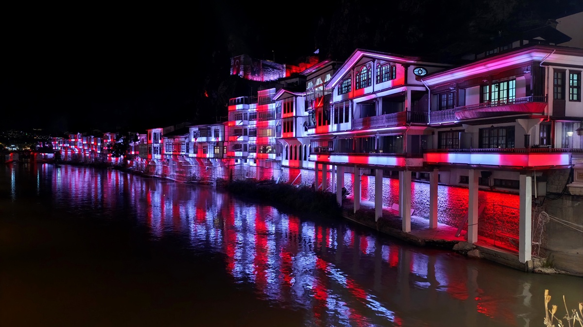 Amasya'da tarihi yapılar Cumhuriyet'in 103. yıl dönümünde kırmızı beyaza aydınlatıldı