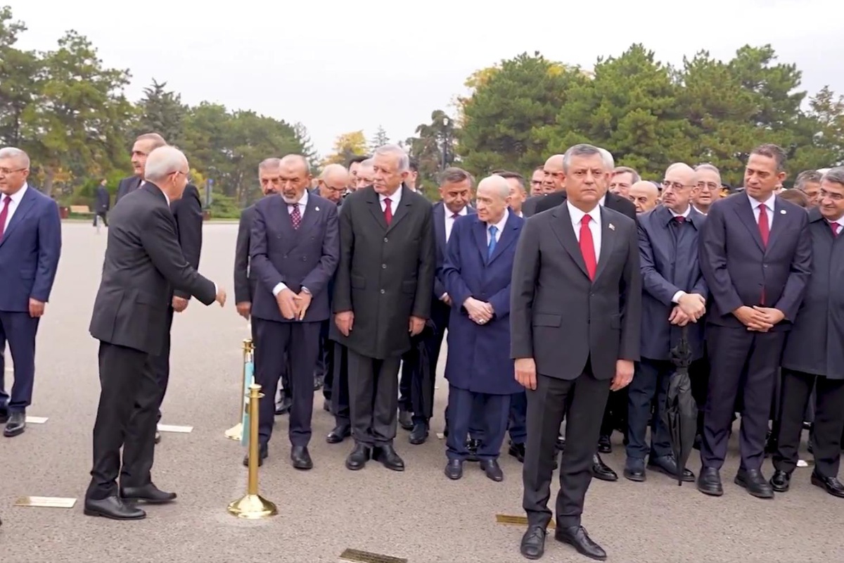 Anıtkabir'de soğuk rüzgarlar! Kılıçdaroğlu tokalaştı, Özel arkasına bile bakmadı