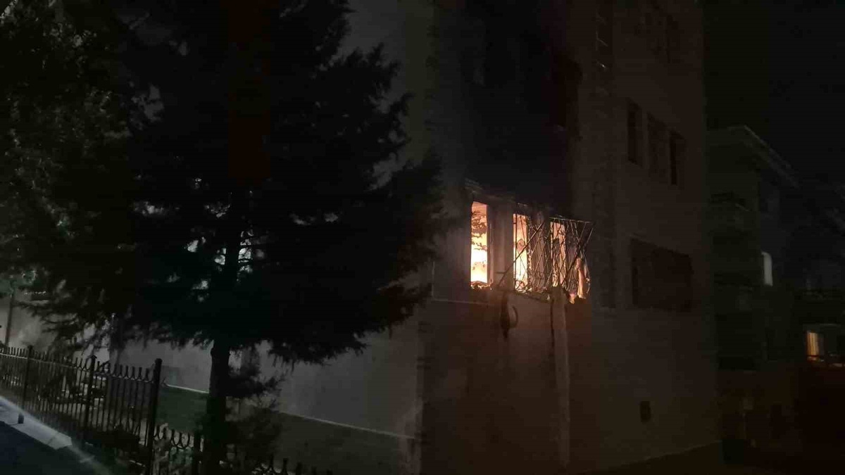Ankara Çankaya'da doğal gaz patlaması sonrası çıkan yangın maddi hasarla atlatıldı