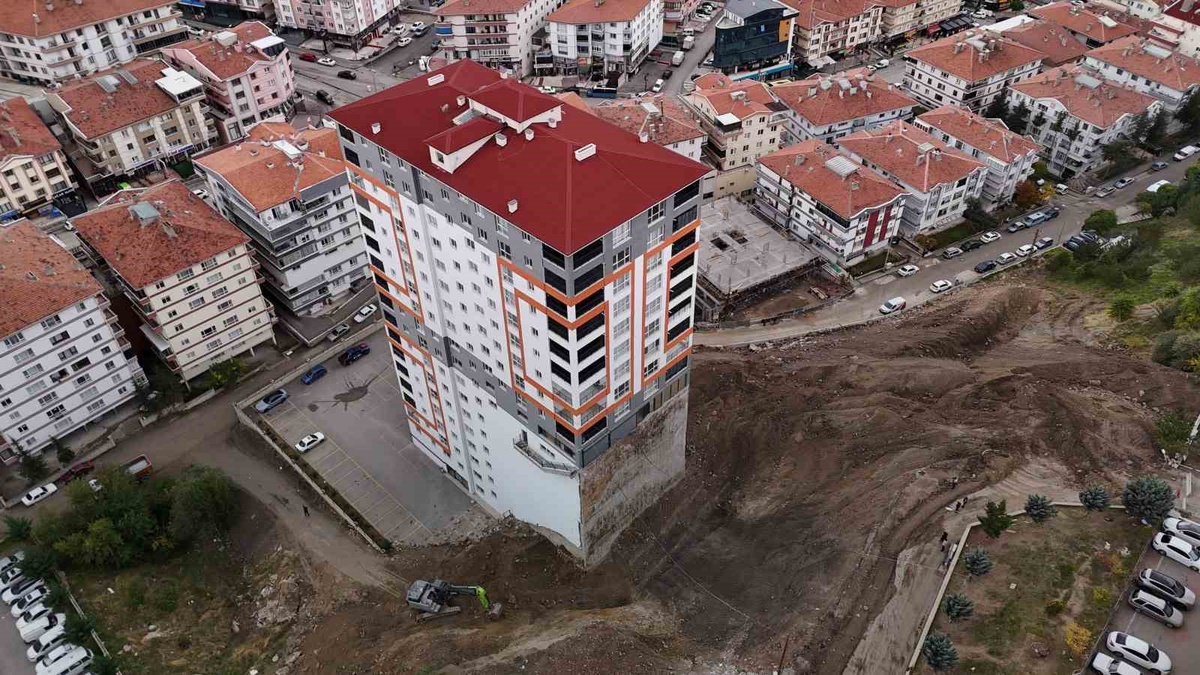 Ankara'da 17 katlı bina toprak kayması nedeniyle boşaltıldı! İstinat duvarı çöktü, temeli ortaya çıktı