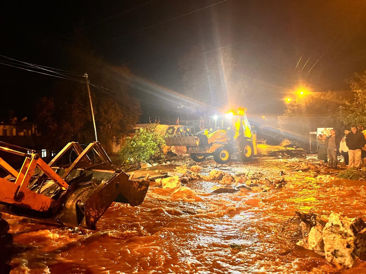 Antalya Demre'de sağanak sel ve su baskınlarına neden oldu, yollar molozla doldu