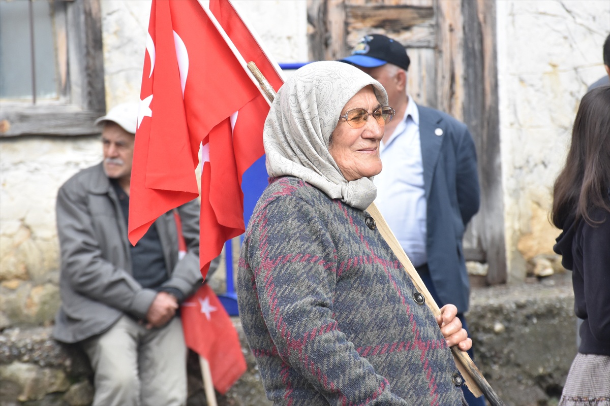 Köy okulu 24 yıl önce kapandı, Cumhuriyet coşkusu bitmedi! 60-70 yaşındaki kadınlar okul önünde şiir okudu