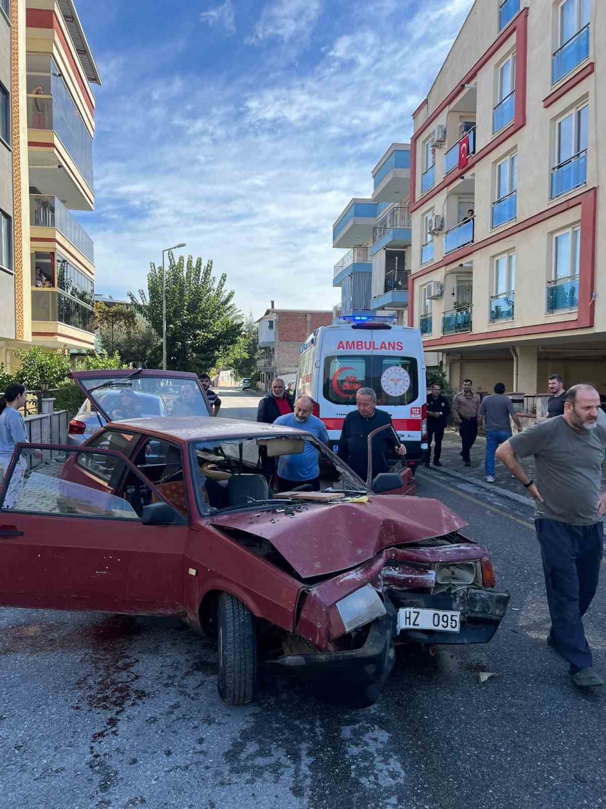 Aydın Efeler'de kontrolden çıkan otomobil direğe çarptı, 2 kişi yaralandı