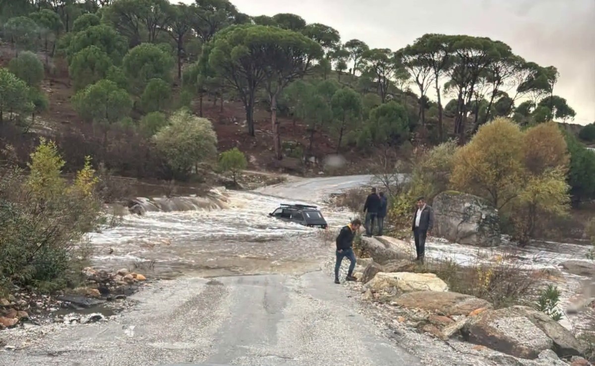 Aydın Koçarlı'da sel sularında mahsur kalan otomobildeki 2 kişi kurtarıldı
