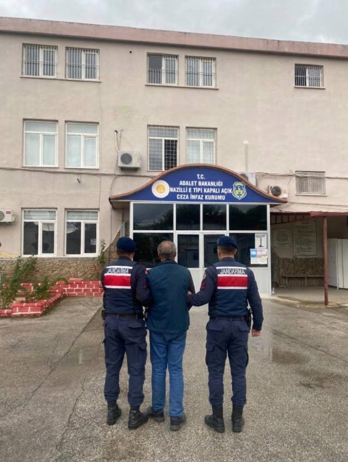 Aydın Kuyucak'ta jandarma 3 şüphelinin evinde 7 tabanca buldu, 1 kişi tutuklandı