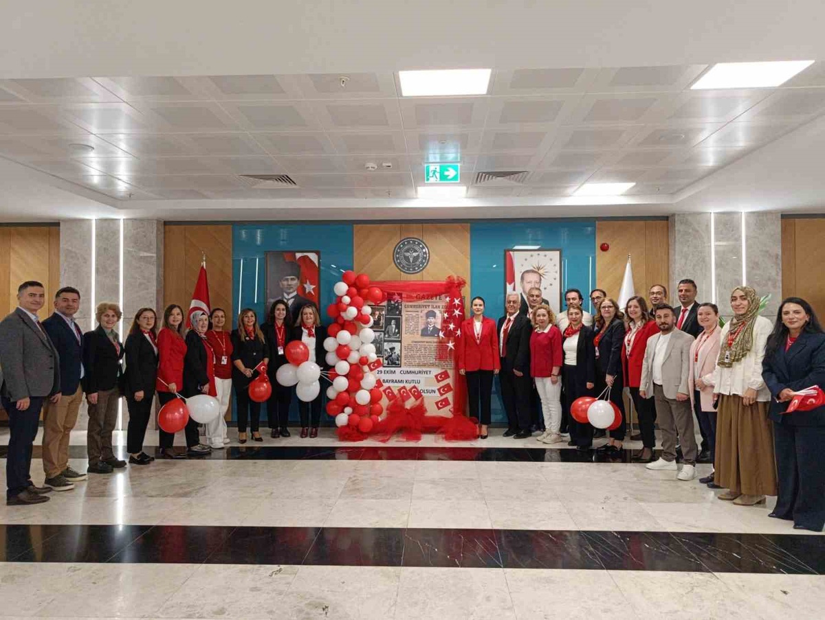 Aydın Şehir Hastanesi'nde çocuk hastalara bayrak ve balonla bayram sevinci yaşatıldı