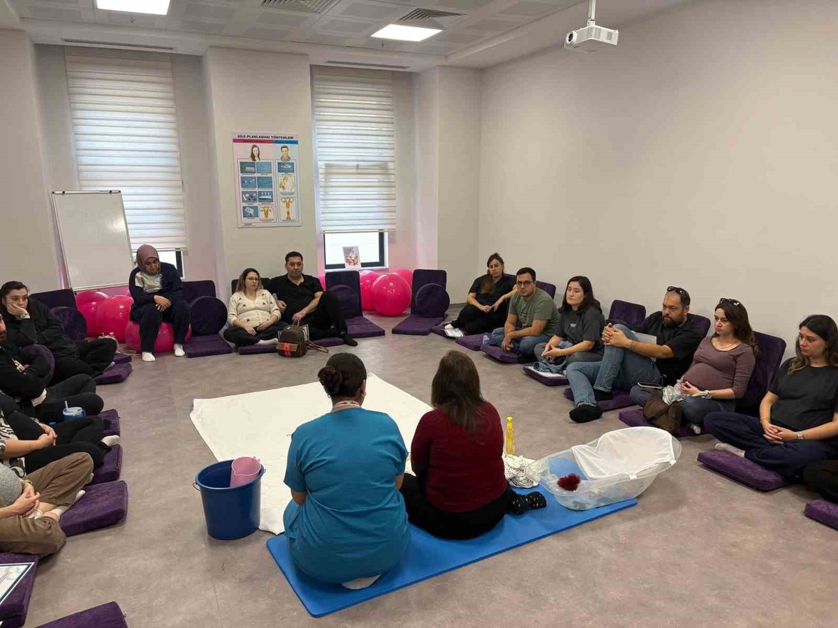 Aydın Şehir Hastanesi'nin Gebe Okulu eğitimine baba adayları da katıldı