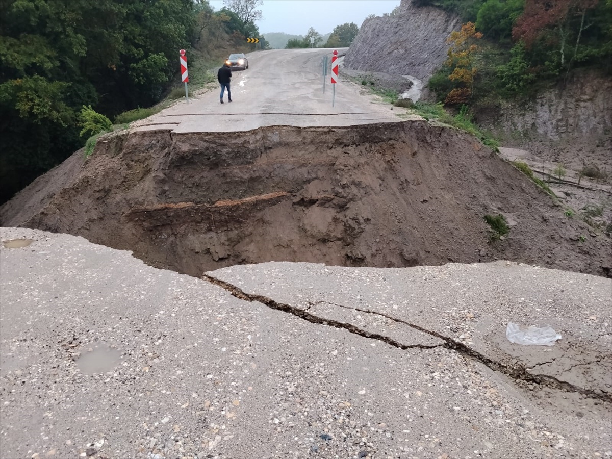 Balıkesir Gönen'de sağanak nedeniyle göçük oluştu, iki mahalleyi bağlayan yol kapandı