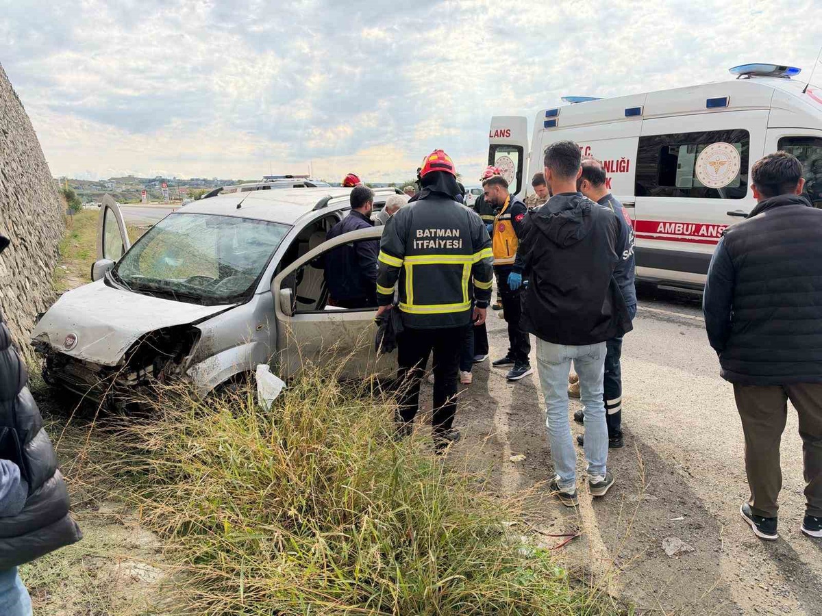 Batman'ın Kozluk ilçesinde aracın duvara çarpması sonucu 2 kişi yaralandı