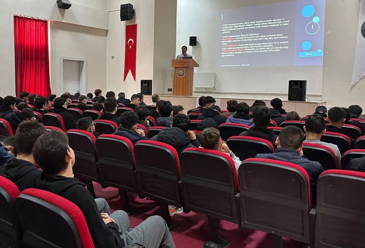 Bayburt'ta imam hatip lisesinde Siberay Kulübünce siber güvenlik semineri verildi