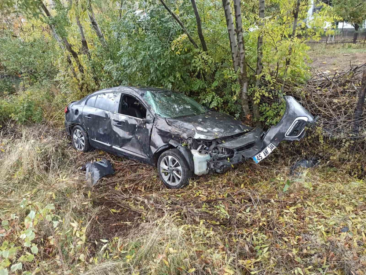 Bingöl-Erzurum karayolunda ağaçlara çarpan otomobilde 2 kişi yaralandı