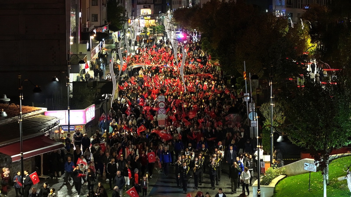 Bolu'da 29 Ekim fener alayı bayraklar ve marşlarla coşkuyla yürüdü