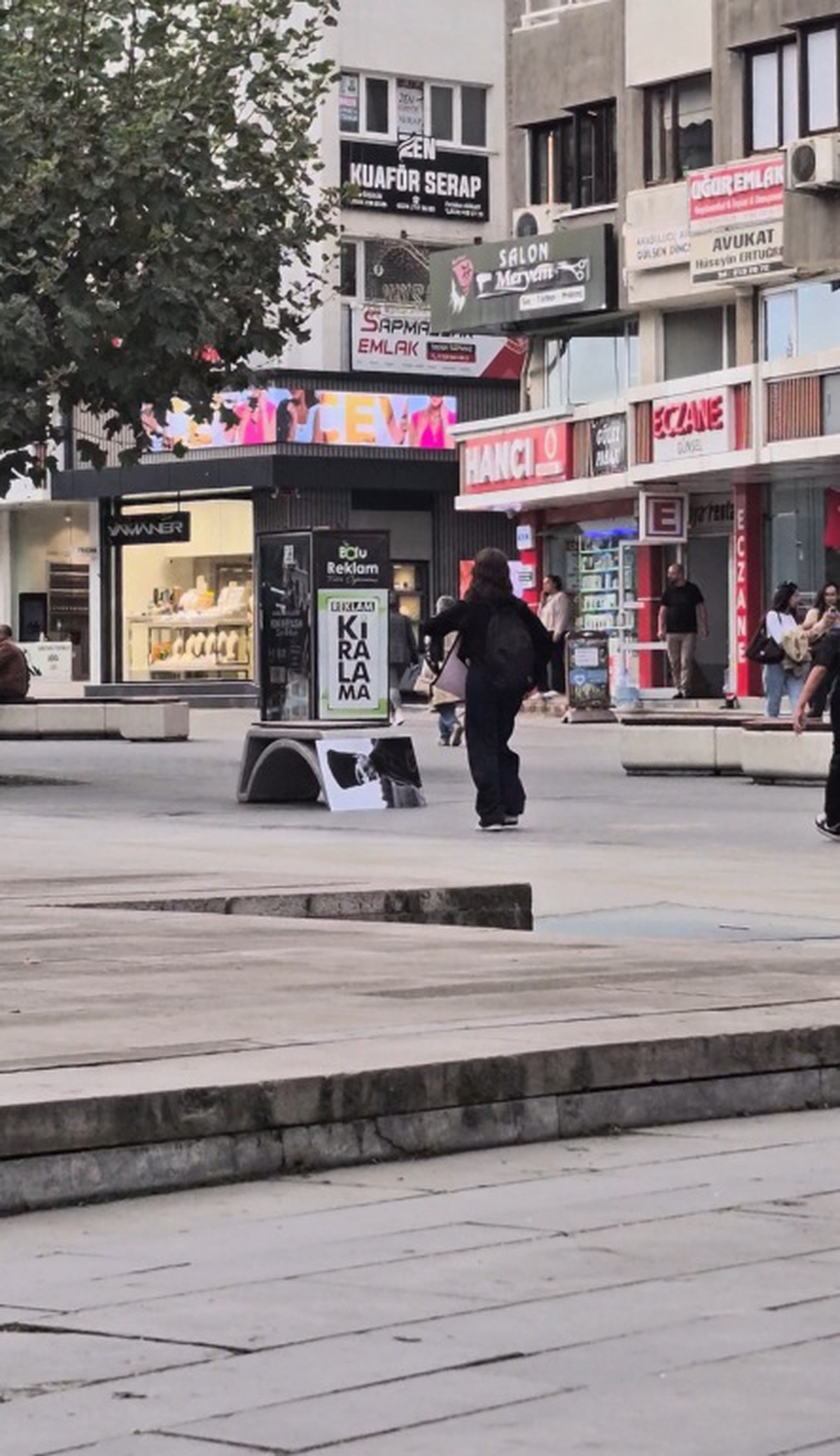 Bolu'da üniversite öğrencileri Atatürk portresini ters koyarak sosyal deney yaptı