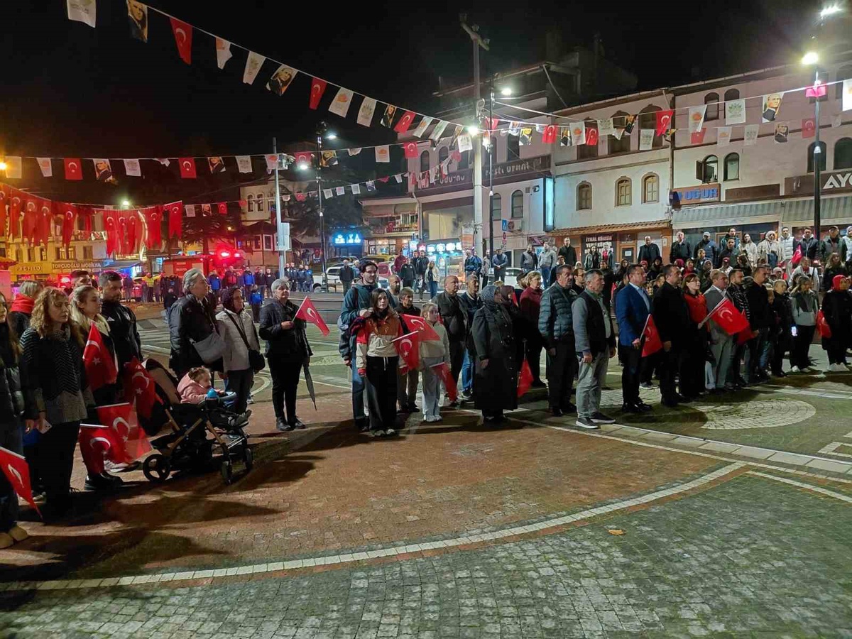 Bolu Mudurnu'da fener alayı yoğun katılımla Cumhuriyet coşkusunu yaşattı
