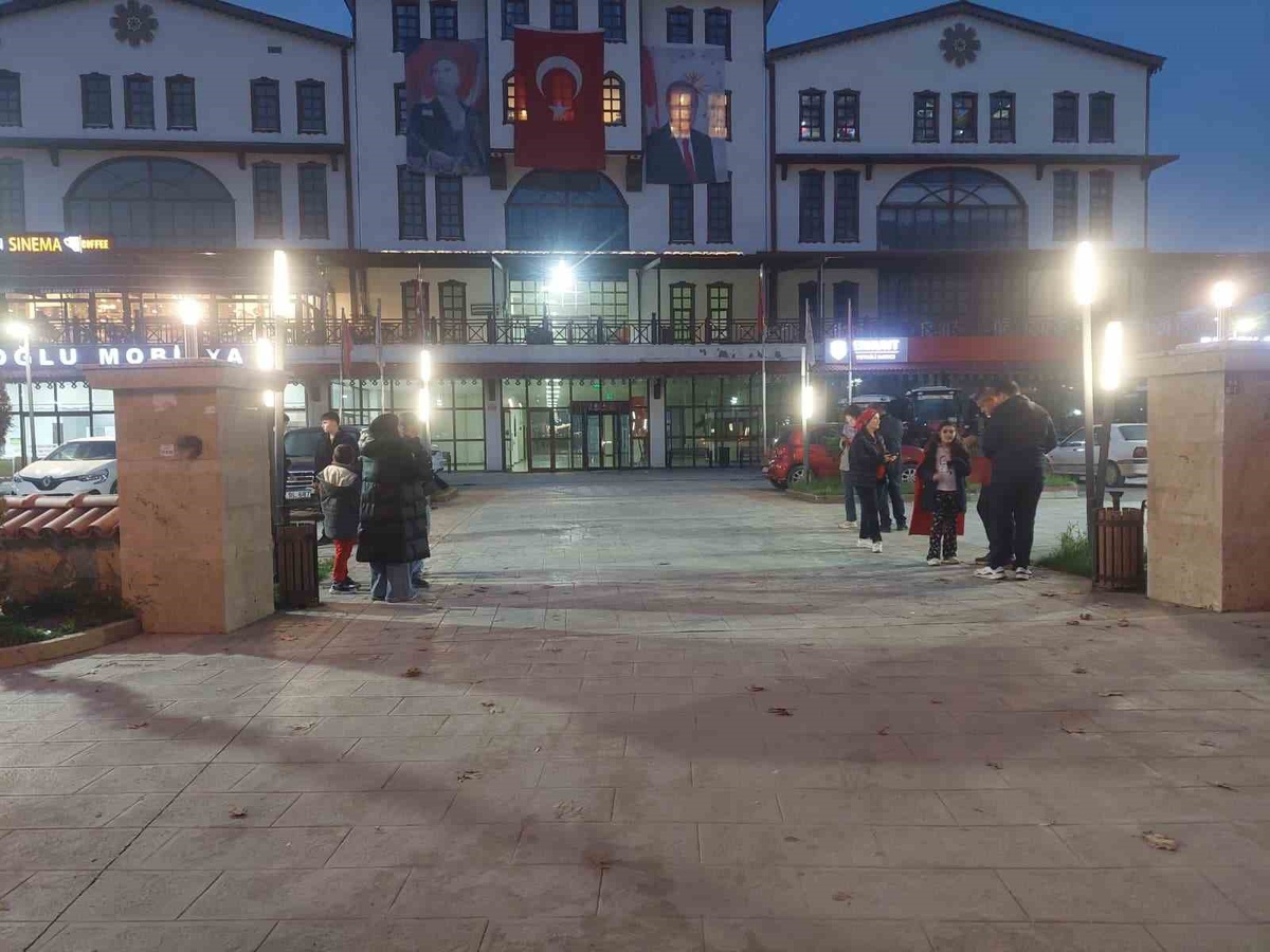 Boyabat'ta 29 Ekim Cumhuriyet Bayramı fener alayı hava nedeniyle iptal edildi