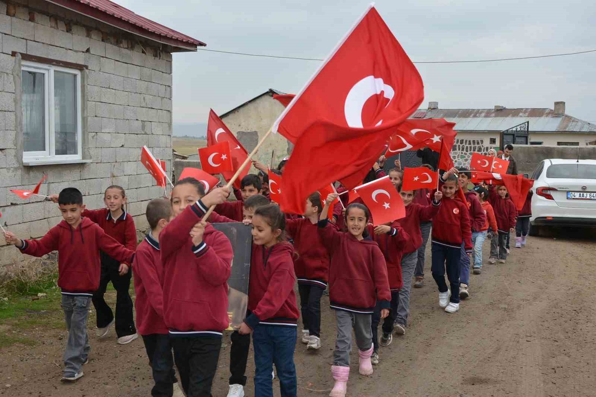Bozoğlak Çavuşlu Köyü İlkokulu'nda Cumhuriyet'in 103. yılı yürüyüşle kutlandı