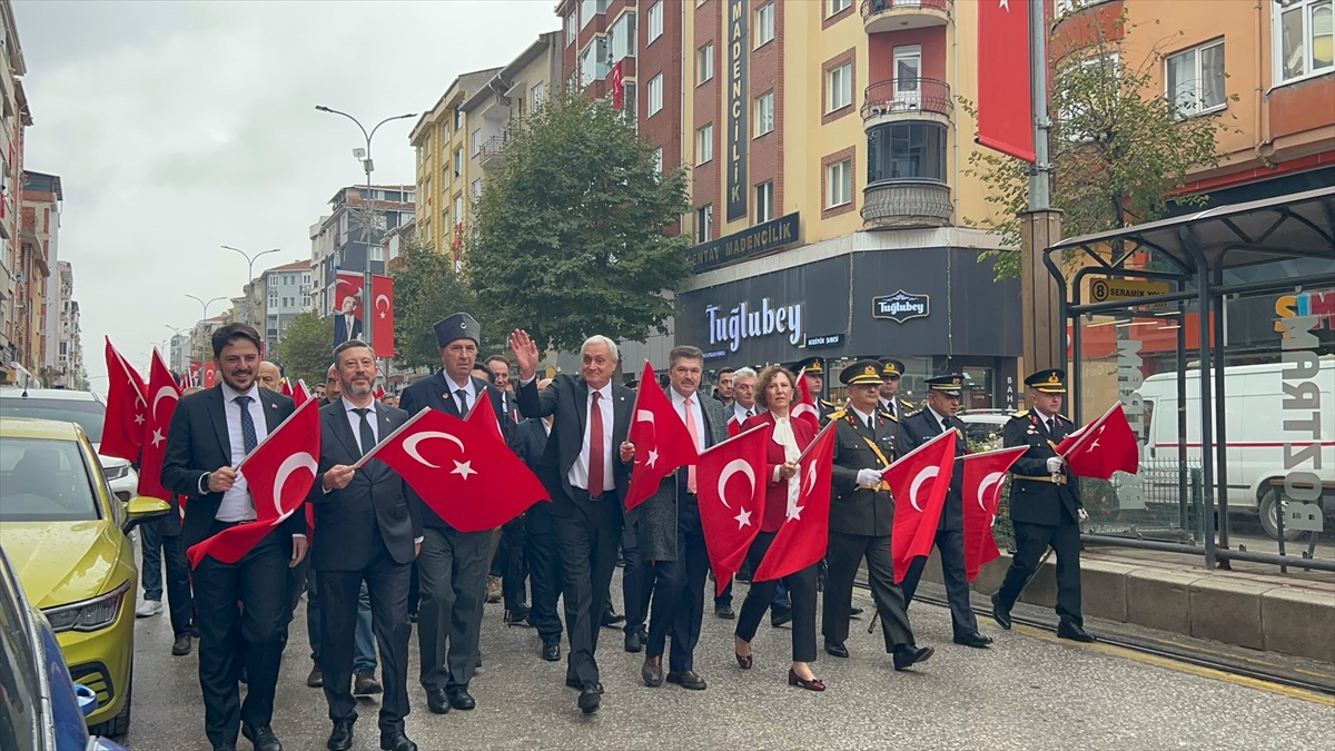 Bozüyük'te Cumhuriyet Bayramı yürüyüşü Cumhuriyet Meydanı'nda sona erdi