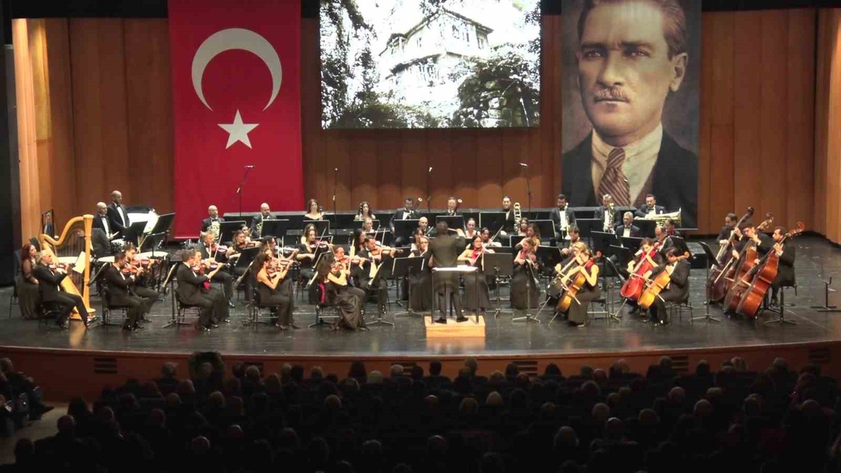 Bursa'da Cumhuriyet'in 103'üncü yılı konserinde İzmir Marşı hep birlikte söylendi