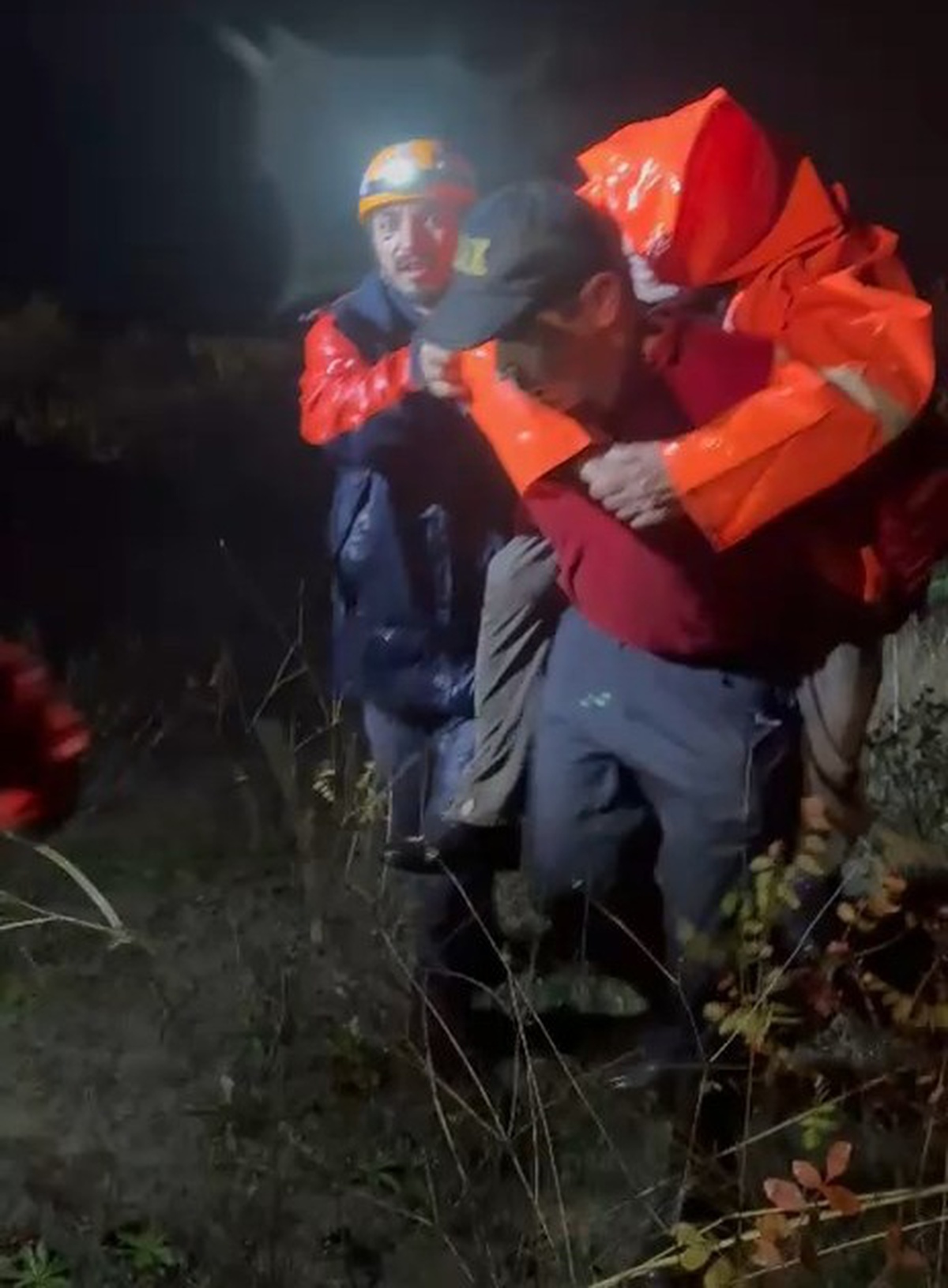 Bursa Gemlik'te kaybolan çift, ekiplerin yaşlı adamı sırtında taşımasıyla kurtarıldı