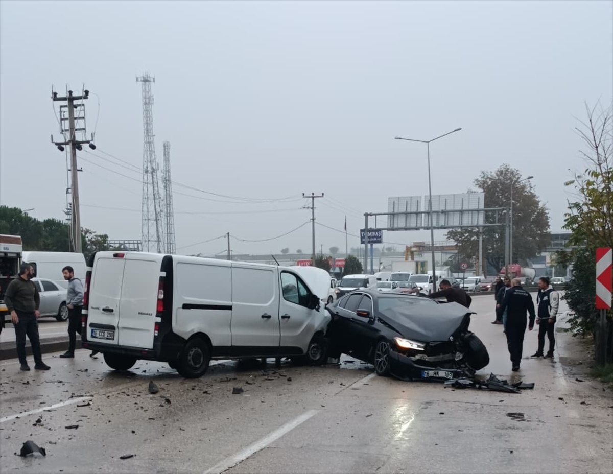 Bursa Osmangazi'de yağışla kayganlaşan yolda 5 araç çarpıştı, 5 kişi yaralandı