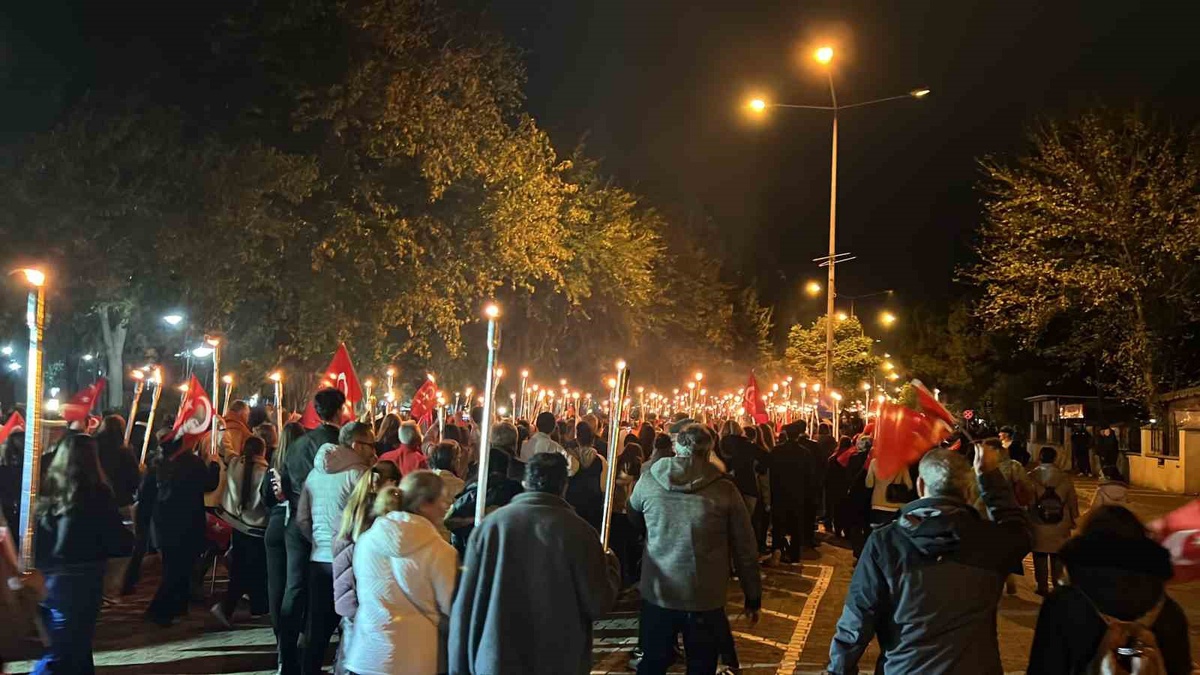 Çanakkale'de Cumhuriyet'in 103'üncü yılı için fener alayına binlerce kişi katıldı