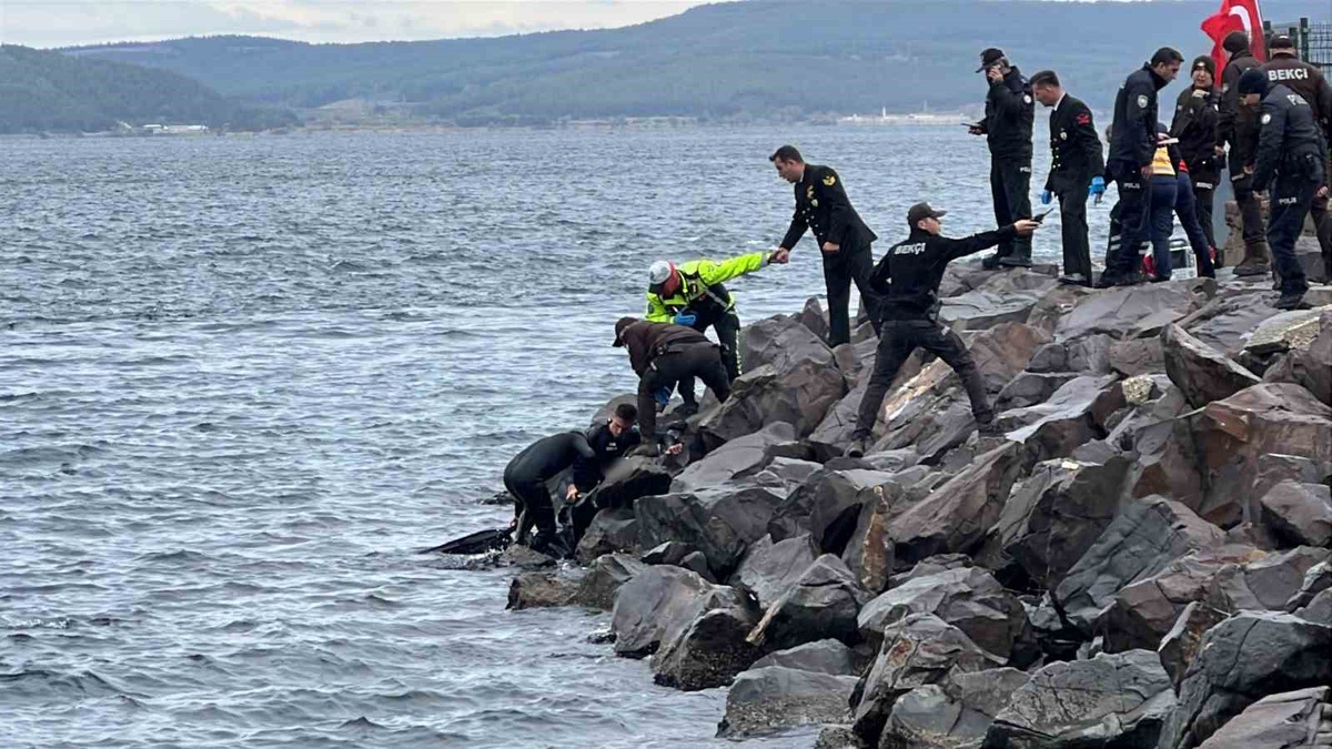 Çanakkale'de eski feribot iskelesi kayalıklarında kıyıya vurmuş erkek cesedi bulundu