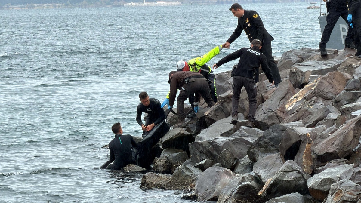 Çanakkale'de kayalıklara vurmuş erkek cesedini Sahil Güvenlik dalgıçları çıkardı