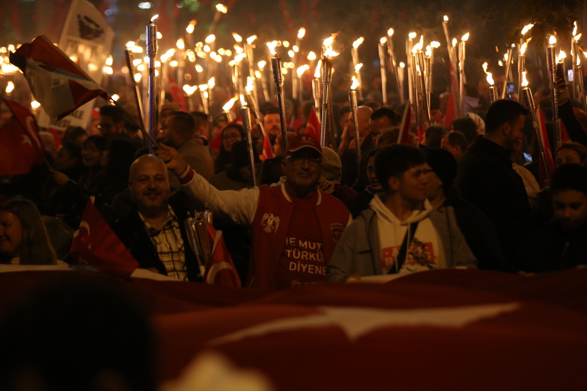 Çanakkale'de Valilikçe düzenlenen 29 Ekim fener alayına binlerce kişi katıldı