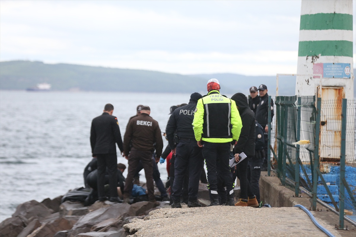 Çanakkale Kordon Boyu'nda denizde bulunan erkek cesedi otopsi için morga gönderildi