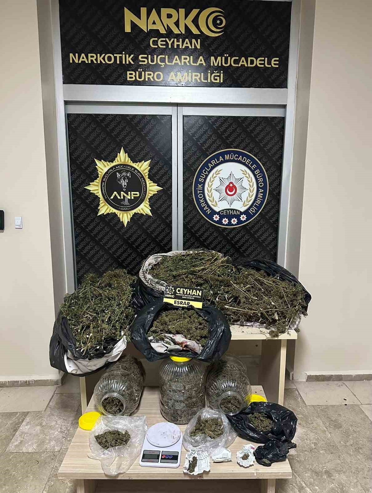 Ceyhan'da 8 kilo 562 gram esrarın ele geçirildiği operasyonda 2 şüpheli tutuklandı