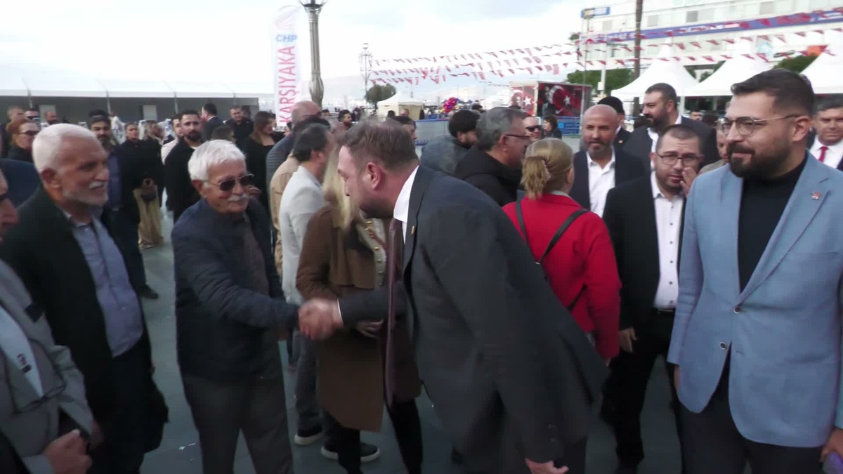 CHP İzmir İl Başkanlığı, Cumhuriyet'in 103. yılında Atatürk Anıtı'na çelenk bıraktı