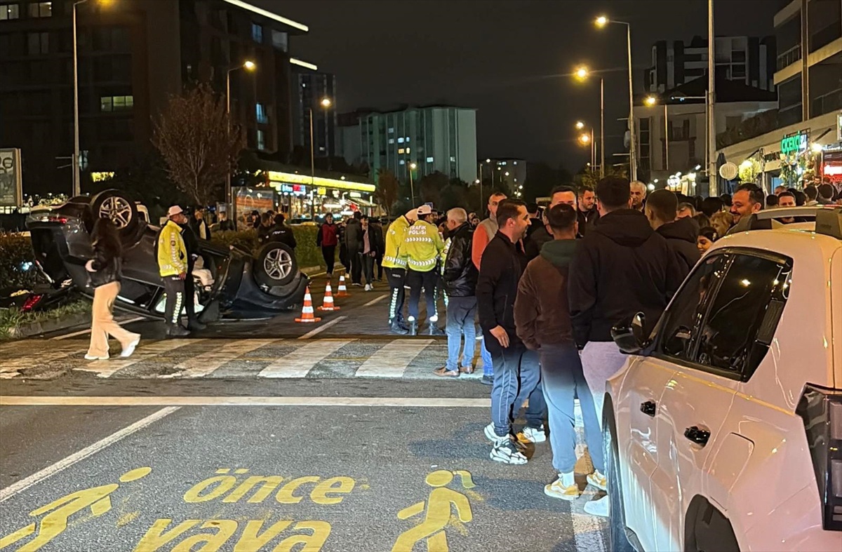 Çorlu'da kontrolden çıkan otomobil 3 araca çarparak takla attı, 2 kişi yaralandı