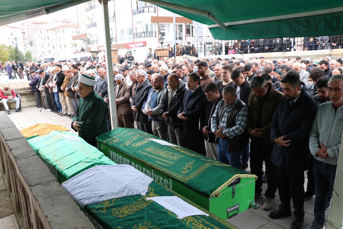 Çorum Alaca'da kazada ölen aynı aileden 3 kişi için Yozgat'ta cenaze namazı kılındı
