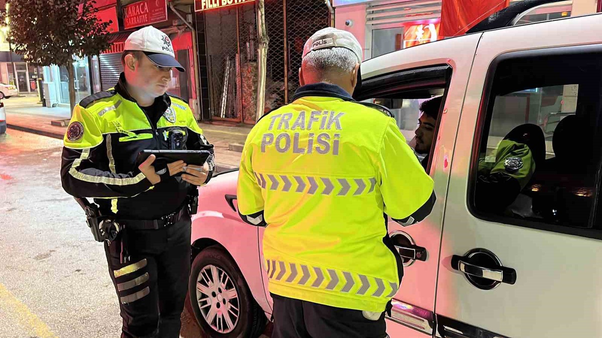 Çorum Alaca'da trafik denetiminde 49 araç ve sürücüsüne 135 bin 569 TL ceza kesildi