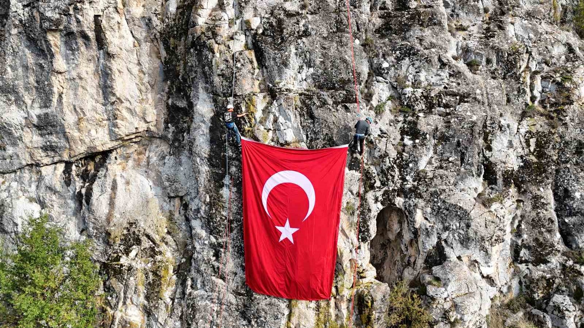 Çorum'da dağcılar 29 Ekim için kayalıktan 60 metre inip dev Türk bayrağını açtı