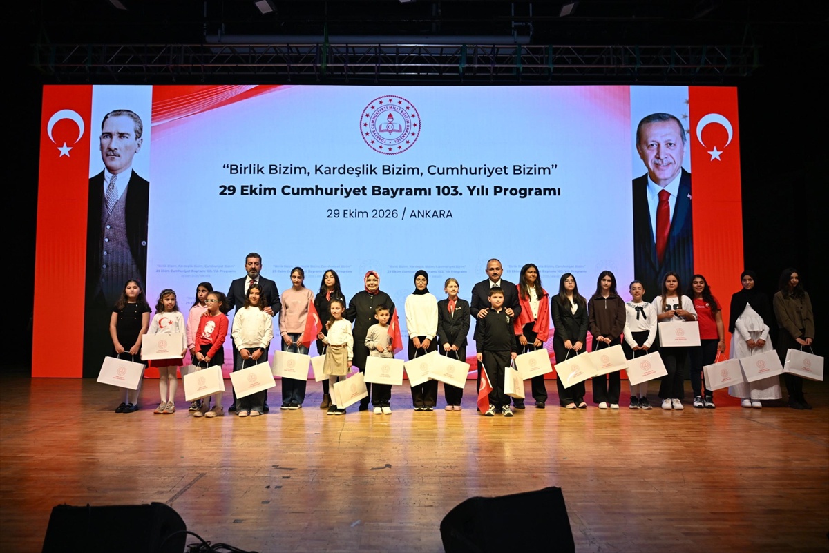 Cumhuriyet'in 103. yılı yarışmasında dereceye giren öğrenciler ödüllerini aldı
