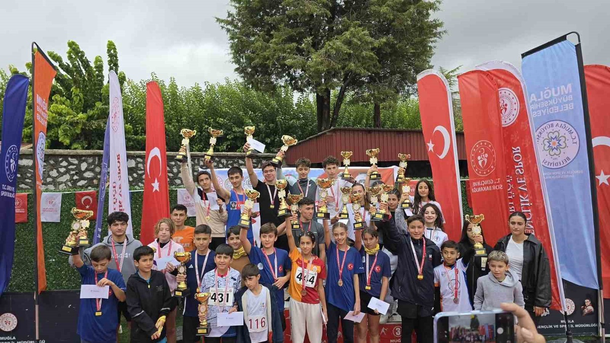 Cumhuriyet Koşusu'nda dereceye girenlere kupa ve madalyaları protokol takdim etti