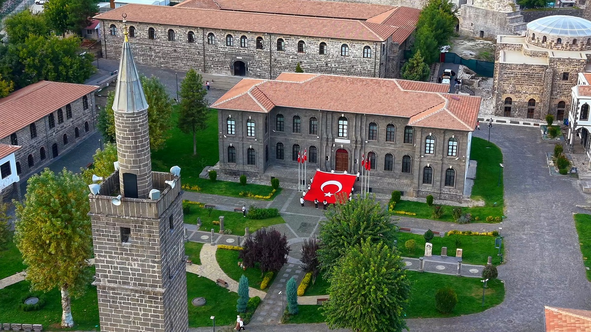 Diyarbakır'da öğrenciler İçkale'de 54 metrekarelik Türk bayrağı açtı