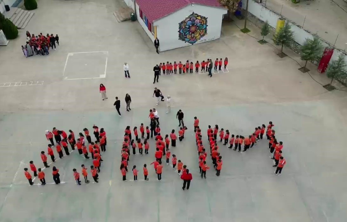 Diyarbakır Silvan'da öğrenciler 29 Ekim'i Malabadi Köprüsü'nde etkinlikle kutladı