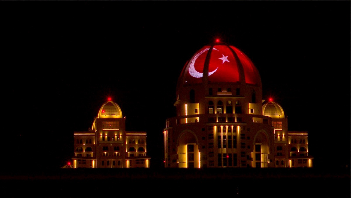 Doha'daki simge yapılar 29 Ekim'de Türk bayrağı renkleriyle ışıklandırıldı