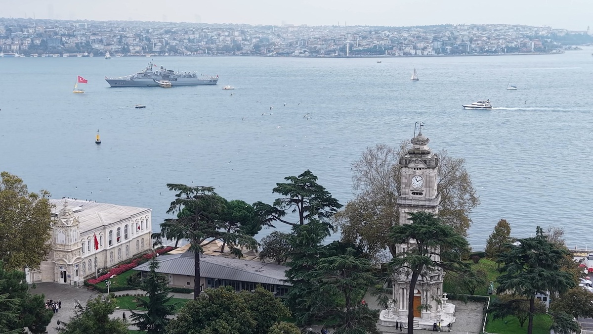 Dolmabahçe'de TCG Kemalreis fırkateyni ziyarete açıldı, havadan görüntülendi