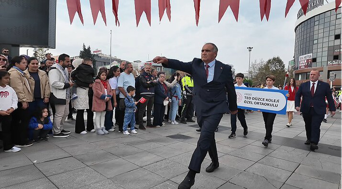 Düzce'de 29 Ekim töreninde öğretmen Kenan Şereflioğlu yürüyüşüyle alkış topladı
