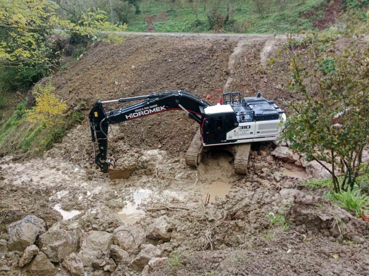 Düzce İl Özel İdaresi, Taşlık Köyü'nde heyelan alanında taş tahkimatı yapıyor