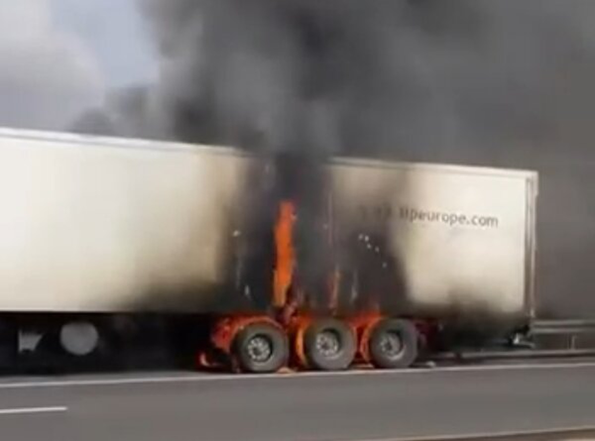 Düzce Kaynaşlı'da TIR'da çıkan yangın dorsene sıçradı, yarım saatte söndürüldü
